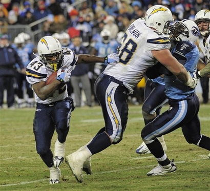 San Diego Chargers running back Darren Sproles (43) follows the blocking of guard Kris Dielman (68) as Sproles scores a touchdown on a 9-yard run past Tennessee Titans linebacker Gerald McRath, right, in the third quarter of an NFL football game on Friday, Dec. 25, 2009, in Nashville, Tenn. picture appears  courtesy of ap/photo/ John  Russell  ......