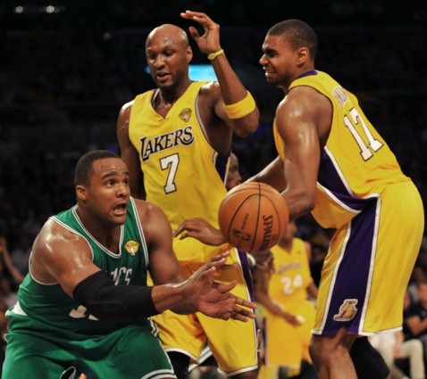 Boston Celtics forward Glen Davis (L) unloads the ball covered under the net by Los Angeles Lakers forward Lamar Odom (C) and Lakers guard Andrew Bynum (R) during game 6 of the NBA Finals against the Los Angeles Lakers June 15, 2010 at the Staples Center in Los Angeles. AFP/Getty Images/ J Richards