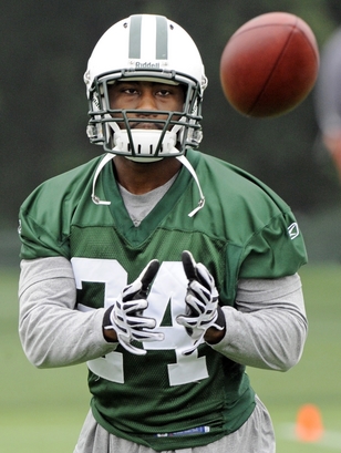 New York Jets cornerback Darrelle Revis prepares to catch the ball at the football minicamp Monday, June 14, 2010 in Florham Park, N.J. AP Photo/Bill Kostroun ..........